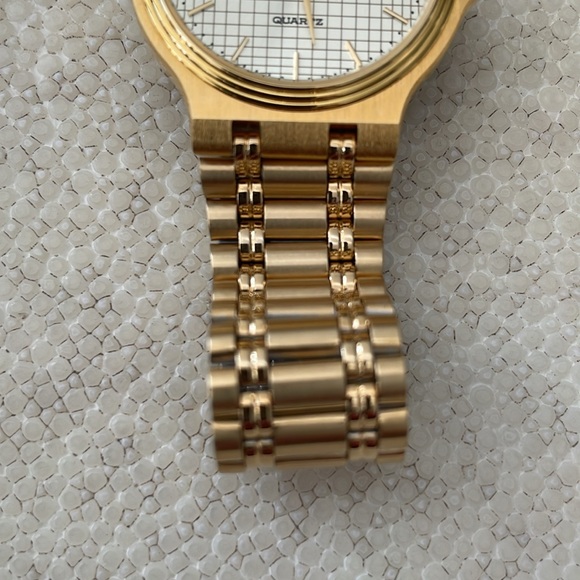 New! Vintage Gruen Quartz Watch w/ Diamond Marker - Picture 6 of 16